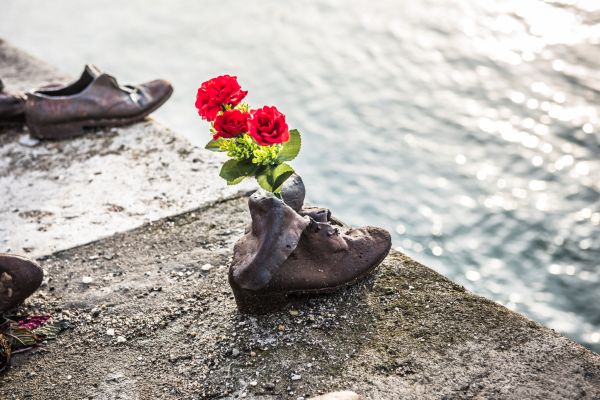 Shoes on the Danube Bank: A riverside memorial honori Hungarian Jews killed in the war