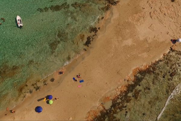 Simos Beach, Elafonisos, Laconia: Famous for its turquoise waters, fine sand, and natural beauty, perfect for swimming and sunbathing