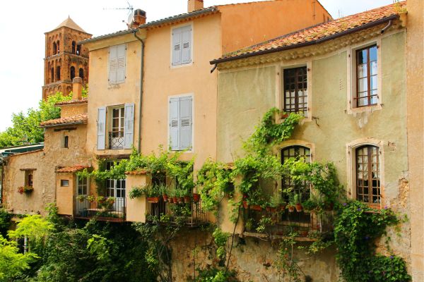 Moustiers-Sainte-Marie: Famous for the golden star between its cliffs, limestone formations, a waterfall, a rich tradition of fine earthenware pottery, numerous workshops and shops