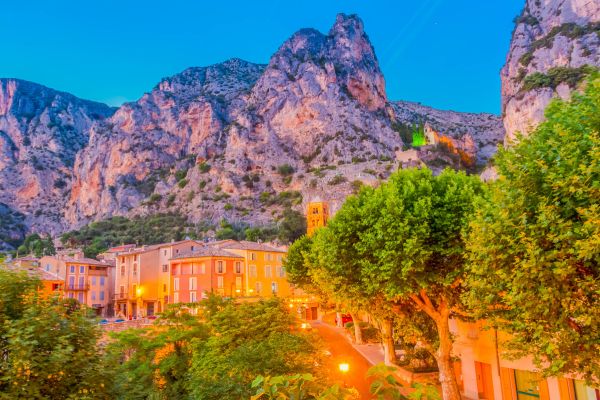Moustiers-Sainte-Marie: Famous for the golden star between its cliffs, limestone formations, a waterfall, a rich tradition of fine earthenware pottery, numerous workshops and shops