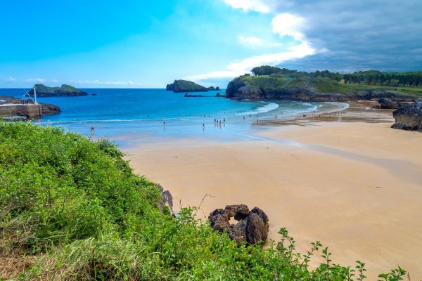 The urban beaches of Celorio, within the Protected Landscape of the Eastern Coast of Asturias.