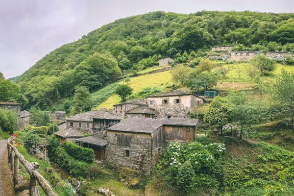 Os Teixois, 4 km from Taramundi, Asturias: a historic ethnographic site celebrated for its collection of 18th-century hydraulic inventions.
