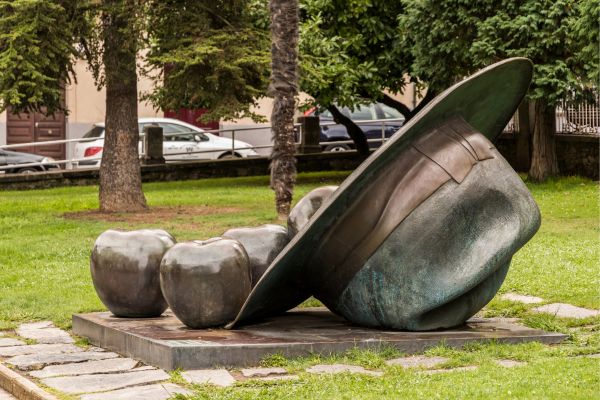 Villaviciosa: ,,Elation to the Apple", a 1996 bronze sculpture by Eduardo Úrculo located in Ballina Park, celebrating the local cider industry.
