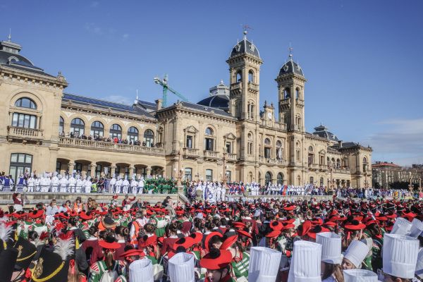 San Sebastian: Children in traditional costume perform at the Tamborrada.