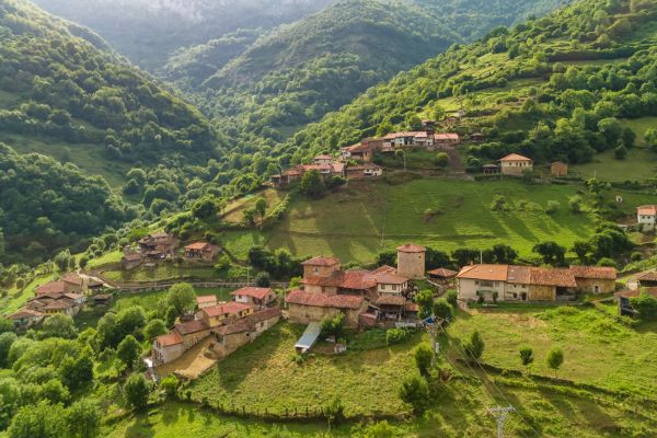 Bandujo (Banduxu): a remarkably preserved medieval village in Proaza, within Asturias’ Valles del Oso. A site of Cultural Interest, one of the finest examples of medieval Asturian rural architecture.